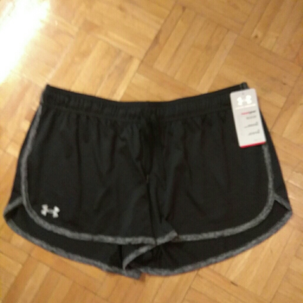 NWT UA heat gear loose shorts